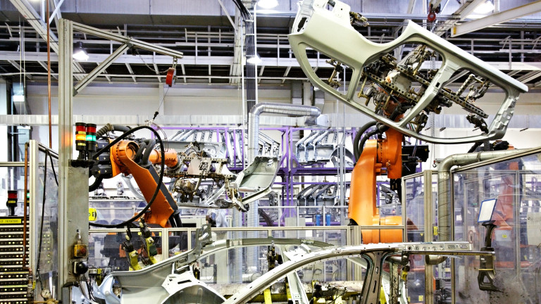 Des robots dans une usine de voiture